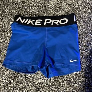 The brand is Nike, the size is XS, the color is blue.
